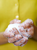 Frau reinigt Hände mit Seife
