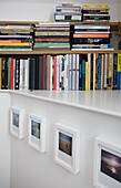 Bücherregal mit Bildern und Ornamenten