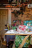 Nachmittagstee auf dem Tisch in einem Haus in Tenterden, Kent, England, UK