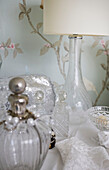 Vintage-Glaswaren und Lampe mit Blumentapete in einem Haus in Tenterden, Kent, England, UK