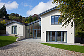 Modernes weißes Haus mit Schotterauffahrt in Bath Somerset, England, UK