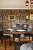 Esszimmer mit Trompe-l'oeil-Bücherregal in einem Haus in Smarden (Kent, England)
