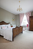 Rohrdoppelbett im Schlafzimmer von Kilndown home Cranbrook Kent England UK