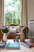 Schnittblumen und Bücher auf Couchtisch in Staplehurst Wohnzimmer Kent England UK