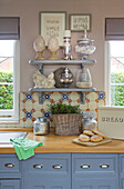 Küchenutensilien auf Regalen mit gefliester Spritzwand in Staplehurst kitchen Kent England UK