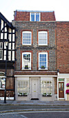 Vierstöckiges Backstein-Stadthaus in der Altstadt von Portsmouth, England, UK