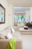 Cremiges Sofa im Doppelwohnzimmer eines Hauses in Wandsworth London England UK