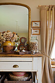 Getrocknete Hortensie mit rostigem Ampersand und Weinkorken in einem Haus in Kent, England UK