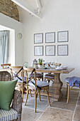 Esstisch und Stühle mit Kunstwerk in Dorset cottage Corfe Castle England UK
