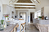 Weiße offene Küche mit Balken in einem Haus in Dorset, Corfe Castle, England, UK