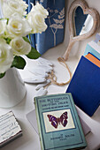 Schnittblumen und Handspiegel mit blauen Büchern in Dorset Cottage Corfe Castle England UK