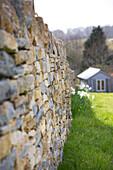 Trockenmauer und Gartenhaus in Dorset Garten Corfe Castle England UK