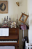 Klavier und Kleiderständer in einer viktorianischen Villa in Kent, England, UK