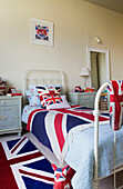 Union-Jack-Kissen und Teppich auf Einzelbett in viktorianischer Villa in Kent, England, UK
