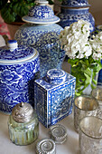 Blaue und weiße Keramikurnen mit Kerzenhaltern in Bishops Sutton home Alresford Hampshire England UK