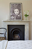 Orientalischer Fotodruck auf Marmormantel im Schlafzimmer eines Hauses in Hackney, London, England, UK