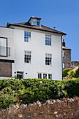 Vierstöckige Fassade eines Hauses in Dartmouth, Devon, UK