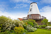 Umbau einer denkmalgeschützten Windmühle mit einem Balkon zum Einstellen der Segel Kent UK
