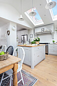 Blassgraue Wohnküche mit Oberlichtern und Pendelleuchten Oxfordshire UK