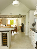 Weinregal in einer Küchenzeile mit offenem Esszimmer in einem Haus in Nottinghamshire, England, UK