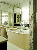 Duscharmatur auf einer freistehenden Badewanne in einer verspiegelten Nische eines Londoner Stadthauses, UK