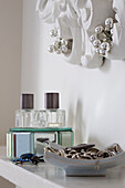 Schmuck und Parfümflaschen auf einem Regal in einem Londoner Haus UK