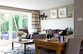 Esstisch und Stühle im offenen Wohnzimmer eines Hauses in Cambridgeshire UK