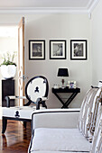 Schwarz-Weiß-Fotos im Wohnzimmer eines Hauses in Hendon, London, Vereinigtes Königreich