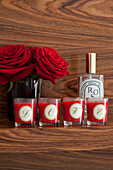 Rote Rosen und Duftkerzen mit Parfümflasche London UK
