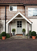 Getäfelter Außenbereich und Veranda eines Hauses in Sussex UK