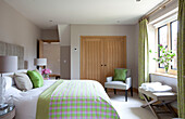Hellgrün karierter Bettbezug in einem Schlafzimmer in den Cotswolds UK
