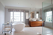 Freistehende Badewanne und Doppelwaschbecken in einem Haus in Suffolk