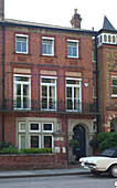 Dreistöckiges Londoner Stadthaus aus Backstein von der Straße aus gesehen, UK