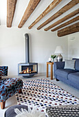 Decke auf Sofa mit Reisetruhe und Kunstwerken in einem Holzhaus in Kent UK