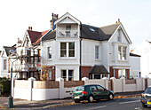 Weiß gestrichene Außenfassade eines Hauses in Hove, East Sussex, England, UK, mit Gerüst