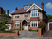 Freistehendes Einfamilienhaus aus Backstein und Fachwerk in Herefordshire mit geteerter Auffahrt England UK