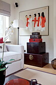 Vintage-Kommoden und Kunstwerke im Wohnzimmer eines modernen Hauses in London, England, Vereinigtes Königreich