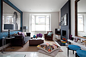 Großes Kunstwerk über dem Chesterfield-Sofa im modernen Wohnzimmer eines Londoner Hauses, UK
