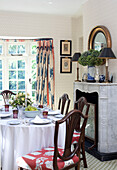 Esszimmerstühle am Tisch mit Marmorkamin in einem Bauernhaus in Sussex, England, Vereinigtes Königreich