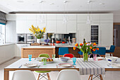 Offene Küche und Esszimmer in einem modernen Landhaus in Surrey, England UK