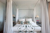Vintage-Himmelbett in einer Wohnung in Mougins, Alpes-Maritime, Südfrankreich