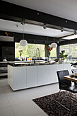Offene Küche und Esszimmer in einem modernen Haus im Südwesten Londons, England, UK