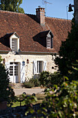 Gekacheltes französisches Bauernhaus an der Loire, Frankreich, von außen mit Sonnenlicht beleuchtet