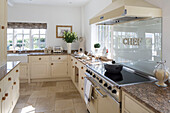 "Auflaufform auf elektrischem Kochfeld mit Glasrückwand und dem Schriftzug CHEF"" in einer Küche in West Mailing, Kent, England, Vereinigtes Königreich"""