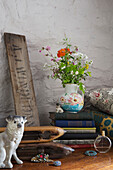 Vintage-Schild mit Schnittblumen auf Büchern mit festem Einband in Ceredigion Cottage Wales UK