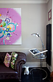 Modernes Kunstwerk über einem braunen Chesterfield-Sofa im Wohnzimmer eines Londoner Stadthauses, England, UK
