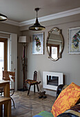 Vintage-Spiegel und Kunstwerk mit Hängelampe in einem Haus in London, England, UK
