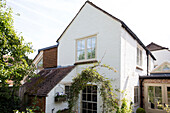 Sonnenbeschienenes Äußeres eines weiß getünchten Hauses in Berkshire, England, UK