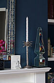 Verspiegelter Obelisk mit silbernem Kerzenständer und geätztem Spiegelrahmen auf dem Kaminsims in einem Londoner Wohnzimmer, England, UK