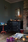 Kerzen auf einer schwarzen Kommode mit Vintage-Spiegel in King's Lynn Norfolk England UK